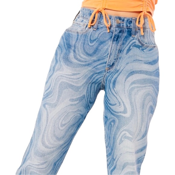 HOLLISTER Curvy High-Rise Mom Jeans in Marble Denim. Size 26 - Picture 2 of 9